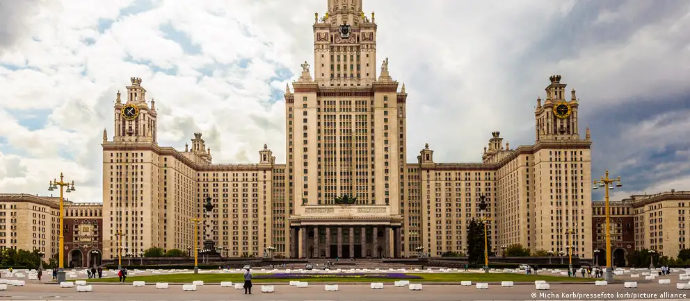 Разбор того, как распределяются бюджетные места в вузах в 2026 году, влияние квот и олимпиад, а также варианты обучения за границей.