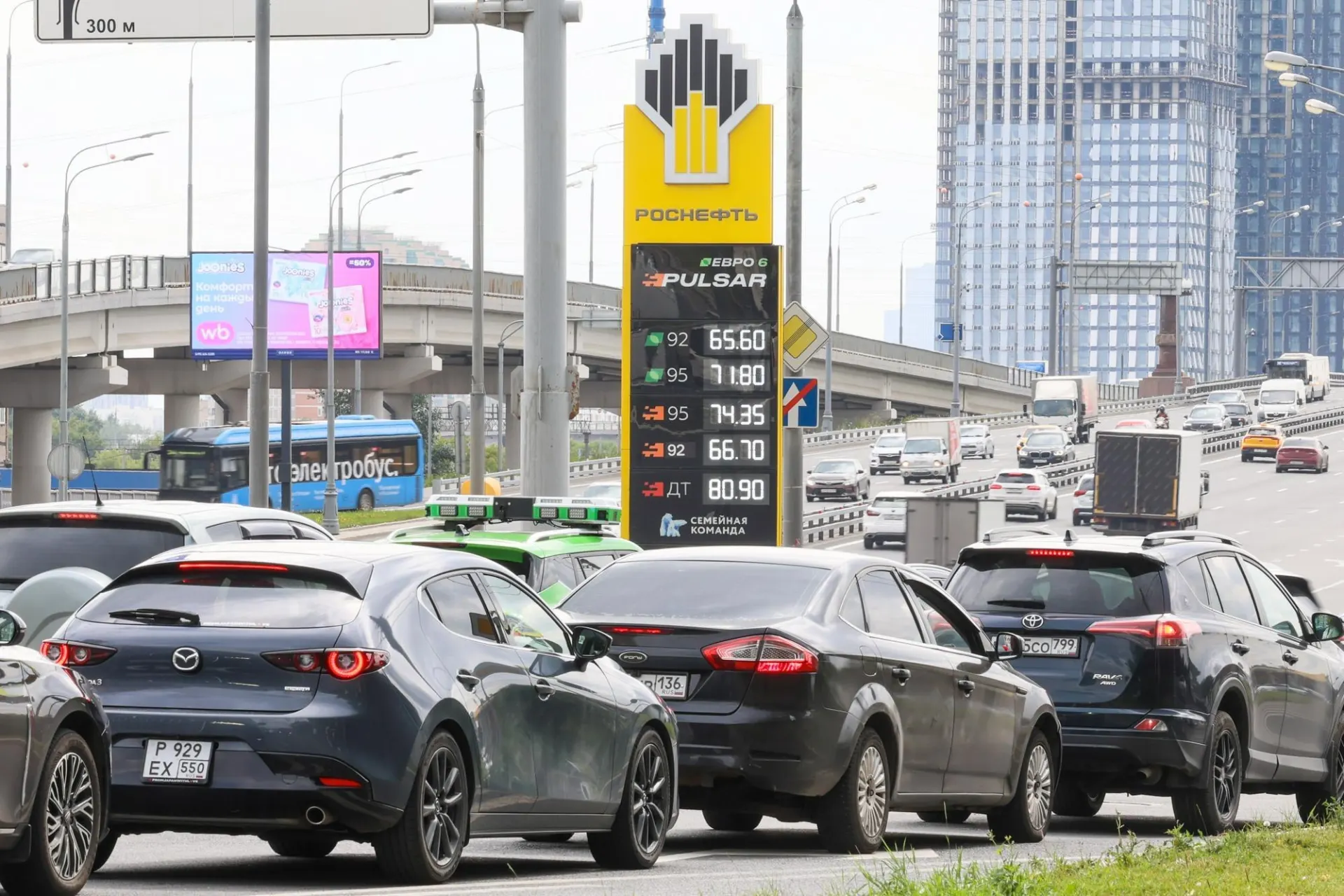 Очереди на бензозаправках вновь фиксируются на фоне плановых ремонтов нефтеперерабатывающих заводов; эксперты ожидают влияние на доступность топлива осенью.