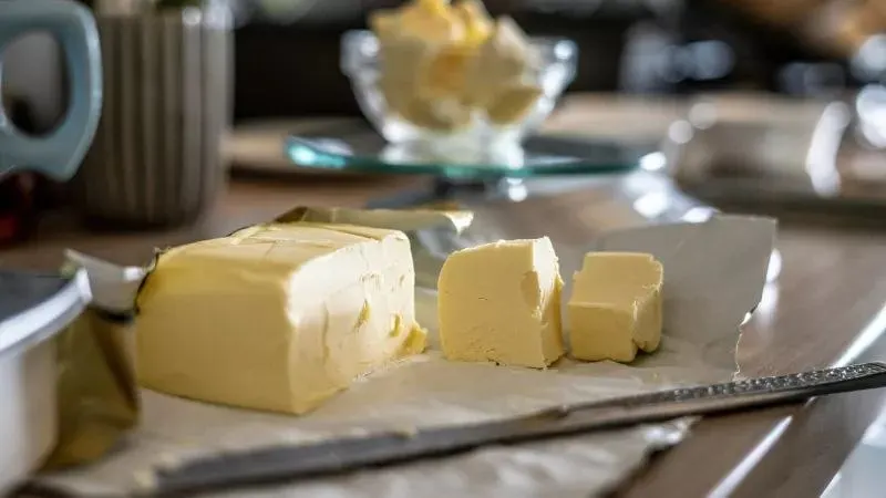 В продукте выявлено до 93% растительных жиров при жирности 72,5%, молочный жир занижен или отсутствовал; материалы направлены в Россельхознадзор.