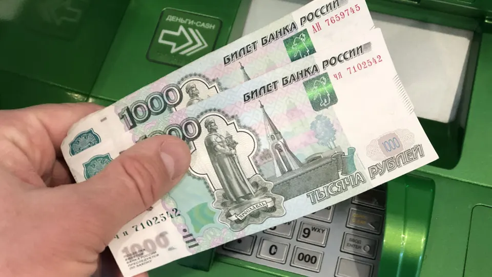 Рекомендовано устанавливать суточные и месячные лимиты на снятие наличных и переводы по номеру телефона, а также ограничивать ночные операции. Банки фиксируют рост наличности и объема снятий за год.