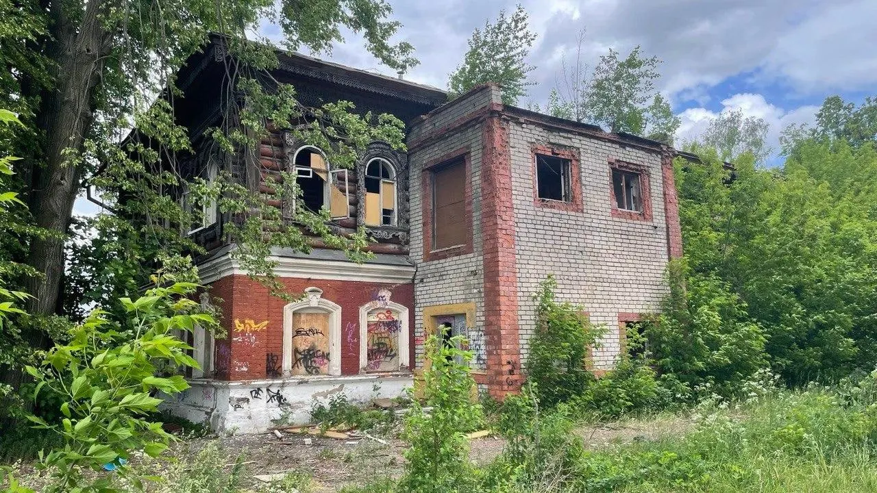 На продажу выставлен исторический дом-памятник в Заволжском районе вместе с близлежащей мельницей. Цена упала, начинается аукцион по двоим объектам.