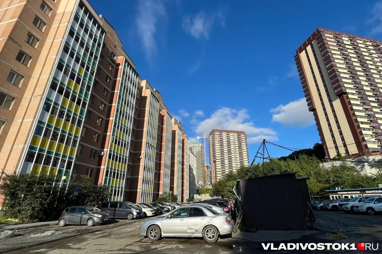 Средняя цена за кв. м в новостройках Владивостока достигла 202 000 ₽, минимальная — 109 000 ₽. В сегментах студий и однокомнатных квартир диапазон цен — от 5 213 000 ₽ до 8 039 000 ₽; массовый сегмент — 7 000 000–12 000 000 ₽.