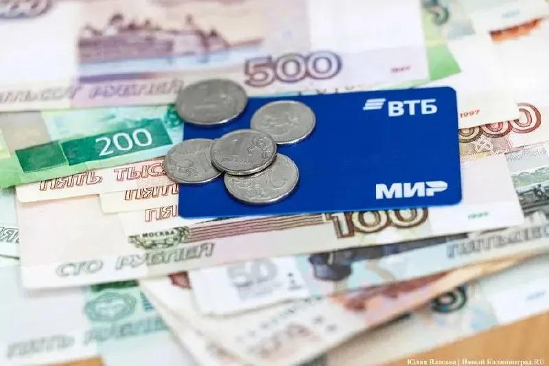Через две недели в России начнется внедрение цифрового рубля; банки смогут открывать кошельки в новой валюте и предлагать кредиты и депозиты в цифровой форме.