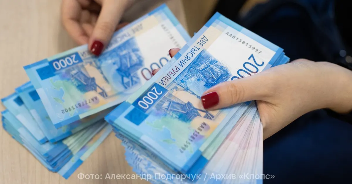 Доля людей с очень высоким доходом растет на фоне общего роста зарплат: к 2026 году средняя зарплата достигла около 108 тыс. рублей.