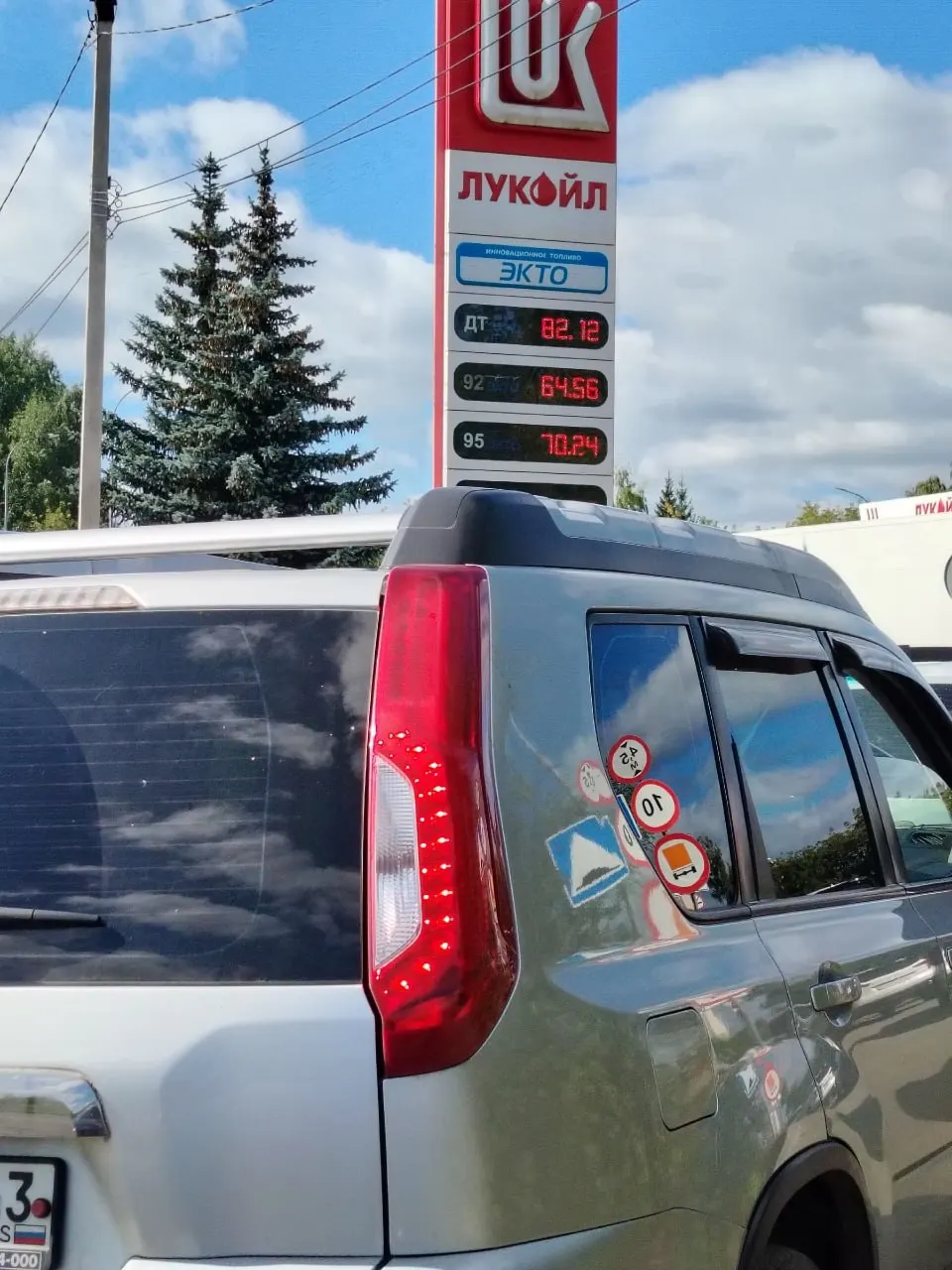 По данным водителей, к указанному времени в городе сохраняются очереди и нехватка бензина на нескольких заправках.