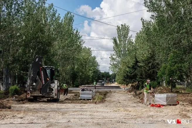 Бюджет проекта — 1 750 543 рубля; работы должны быть выполнены подрядчиком за семь дней. Источник финансирования не указан; гарантия на высаженные деревья и кустарники — пять лет.