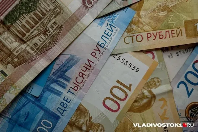 В Приморском крае контрактникам, служившим в частях, участвовавших в спецоперации, повысили региональную выплату до 3 млн рублей; общая сумма поддержки достигает 3,4 млн рублей вместе с федеральной частью.
