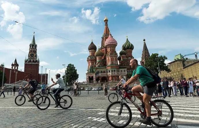 За две недели продажи велосипедов выросли примерно на 64%, на онлайн‑площадках — велосипеды на 82%, электровелосипеды — на 20%; запчасти и аксессуары также пользуются спросом.