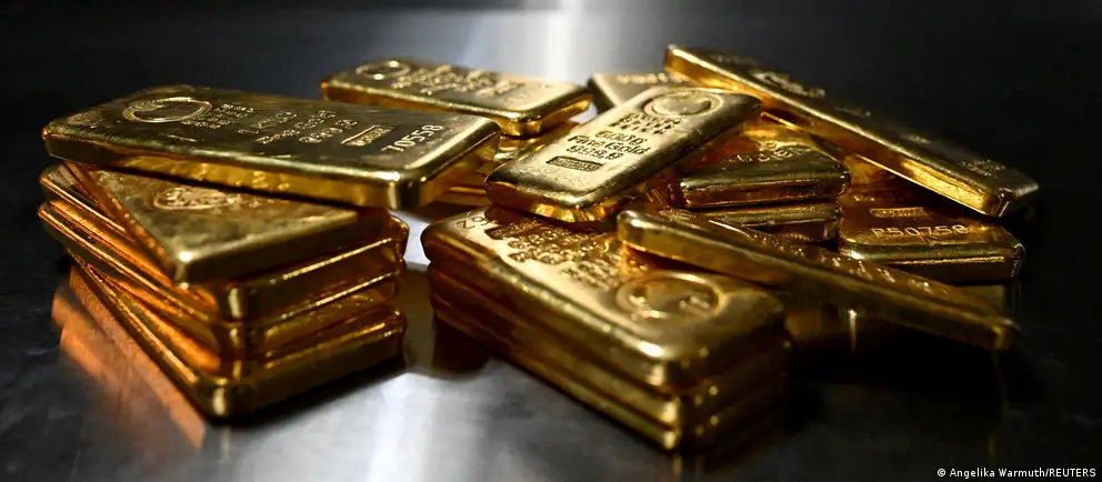 Продажи золота госрезервов помогают восполнить дефицит бюджета, но эксперты предупреждают о рисках и долгосрочных последствиях.