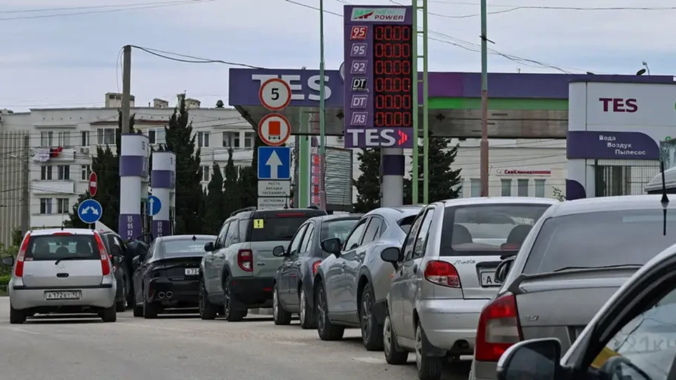 Официальные лица сообщили о намерении ограничить стоимость топлива до 100 ₽ за литр и распространить ограничения на крупных сетях и мелких операторах; ситуация на рынке топлива остаётся напряжённой на фоне атак по НПЗ.