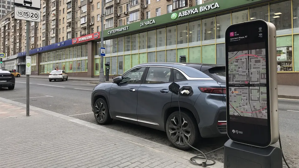 Спрос на электромобили и гибриды растёт на фоне подорожания бензина и перебоев в поставках топлива, доля таких авто в июле растёт