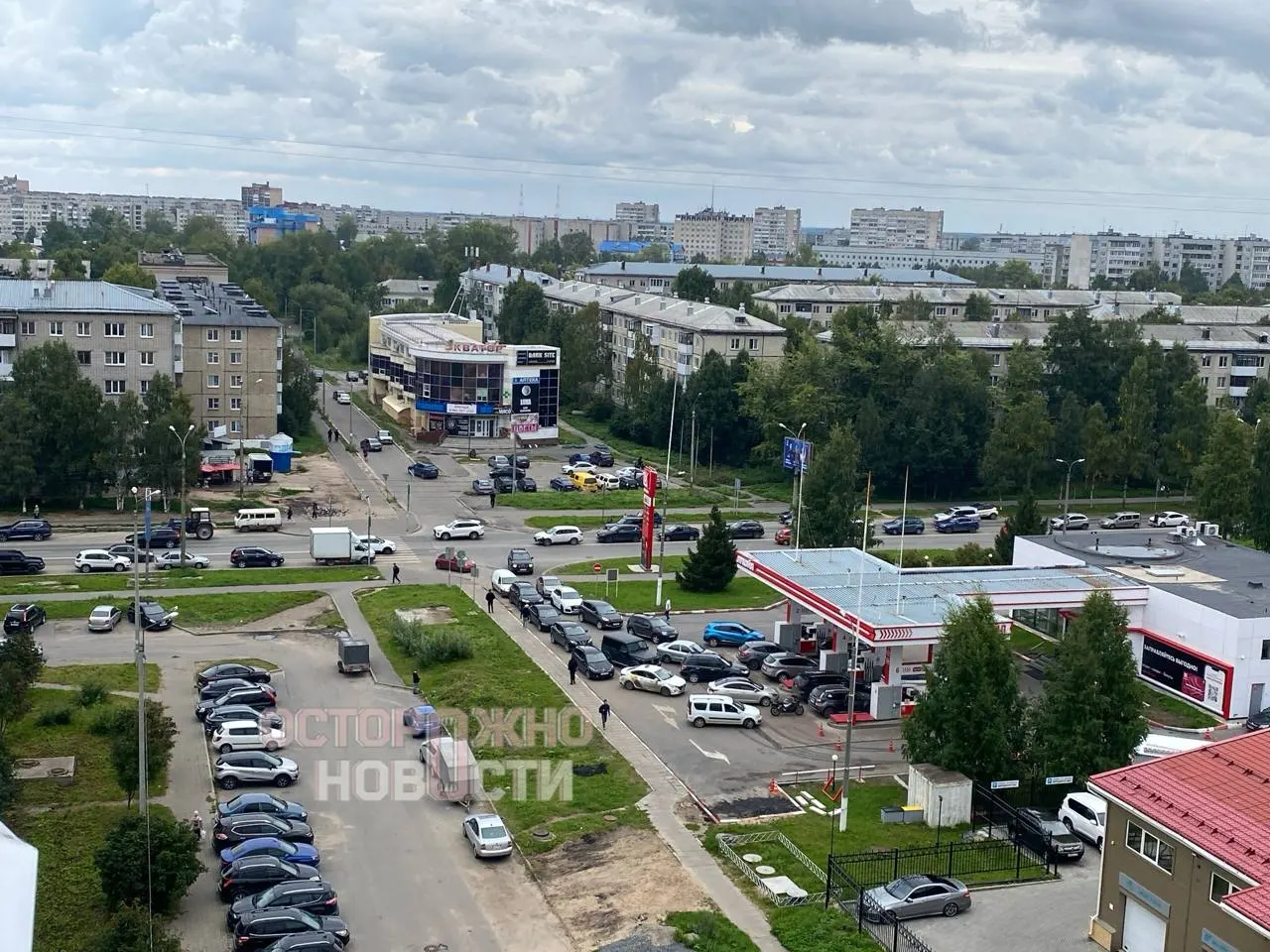 В Архангельской области вновь фиксируются очереди на АЗС и перебои с бензином. Жители сообщают о длительном ожидании и неясности поставок.