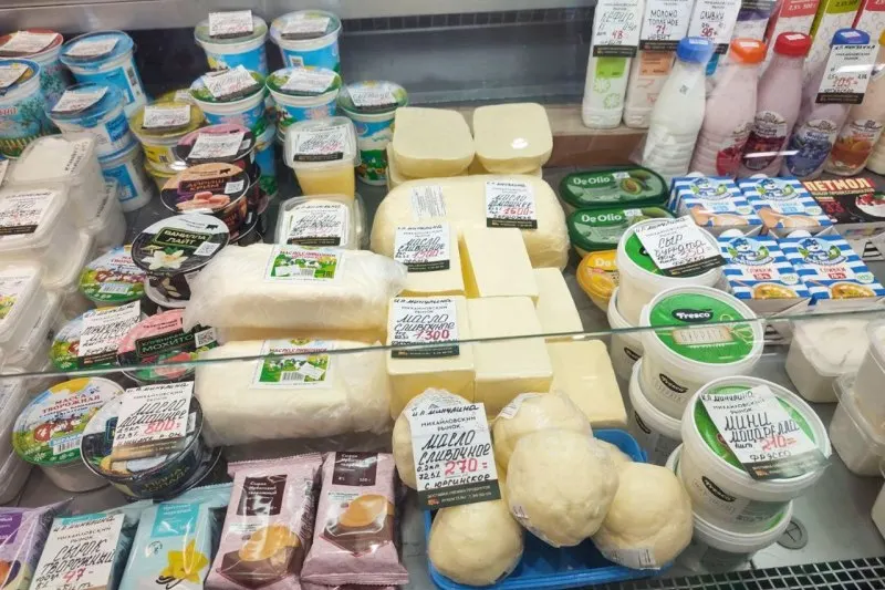 Проверки выявили фальсификацию в масле и другие дефекты молочной продукции; ряженка — единственный продукт, прошедший испытания.