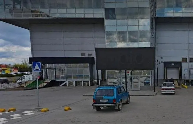 Обсуждают запуск нового общественного заведения и распределение затрат на ремонт между арендодателем и потенциальным арендатором.