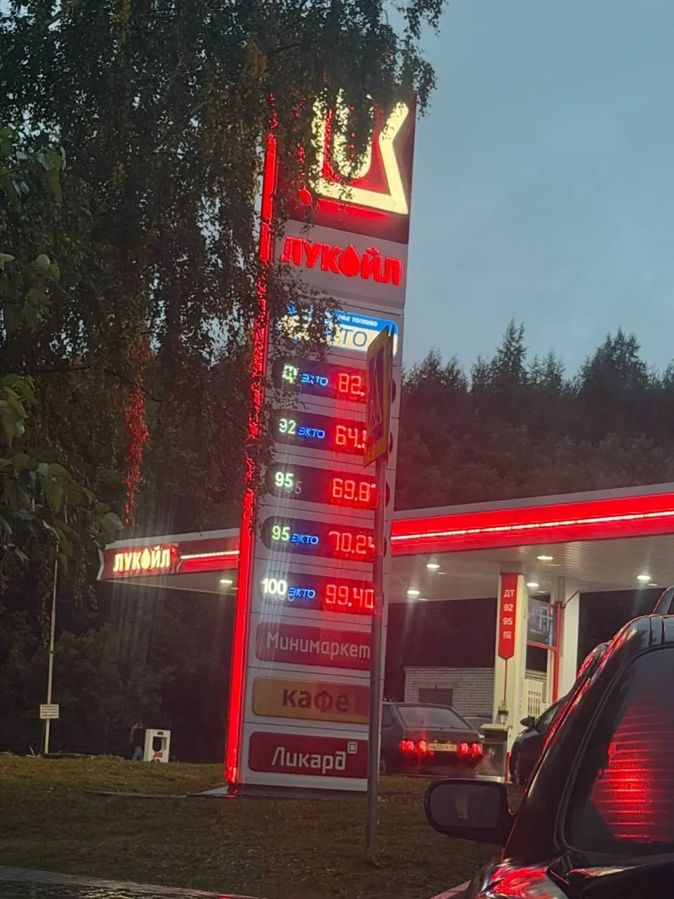На отдельных АЗС Кирова есть все виды топлива, очереди невысокие; на некоторых станциях доступен только дизель.
