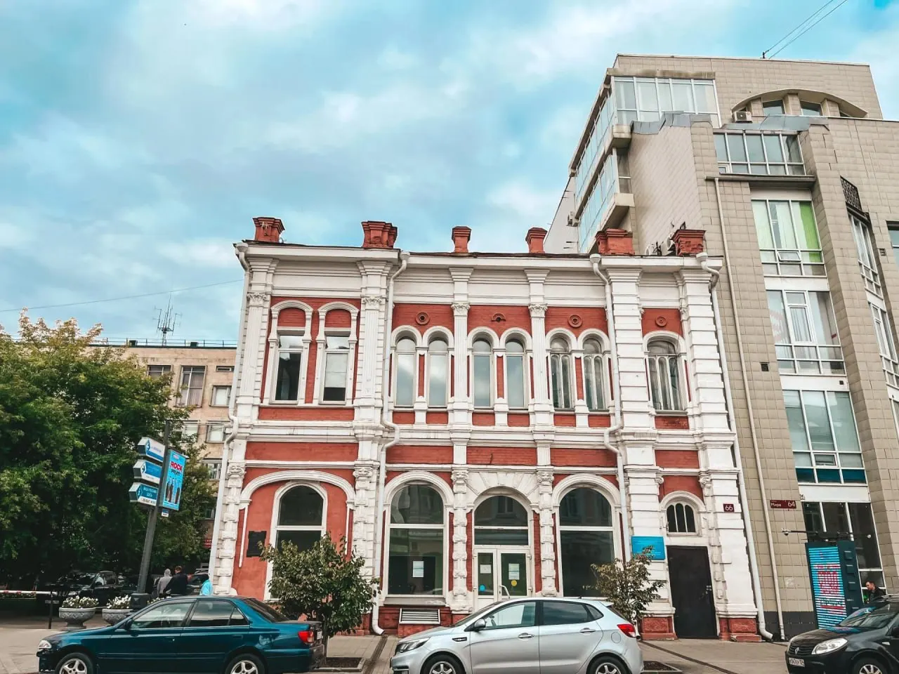 Особняк в центре Красноярска, возведённый в начале XX века, выставлен на продажу. Здание площадью 634 м² находится на участке 400 м². Начальная цена — 36,3 млн рублей. Торги планируется завершить 11 сентября.