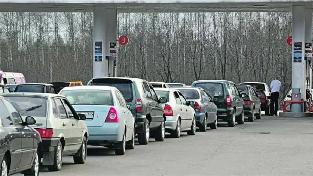 На ряде региональных заправок вновь наблюдается дефицит топлива: очереди растут, часть АЗС временно не работает, автомобилисты ищут бензин по более низким ценам.