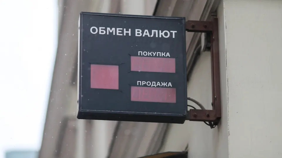 ЦБ фиксирует рост спроса на наличную валюту: за три месяца покупки достигли рекордного уровня на фоне экономической неопределенности и геополитических рисков.