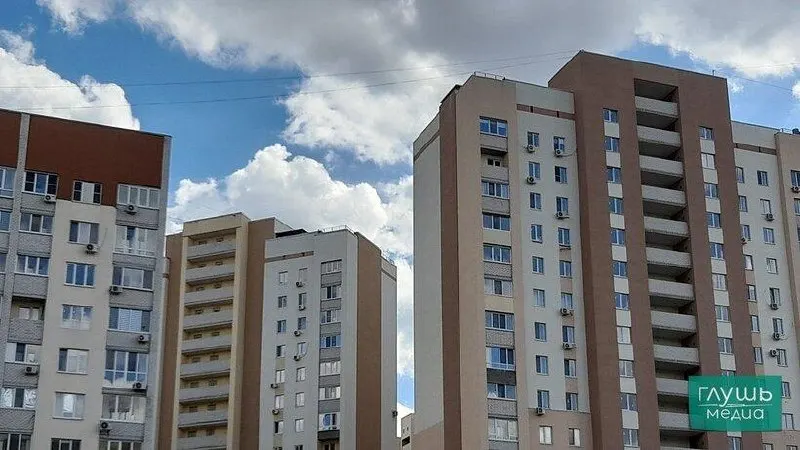 Правительство региона приняло постановление о выделении почти 25 млн рублей на аварийно‑восстановительные работы и ремонт окон, дверей и балконов в жилом фонде.