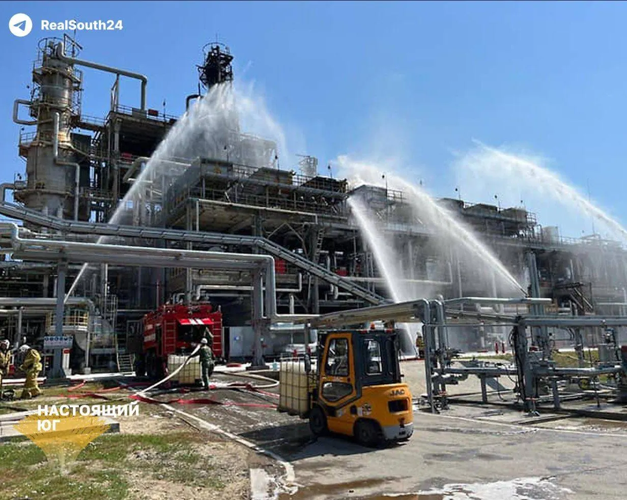 Из-за атак на нефтеперерабатывающие заводы снизилось производство бензина и поставки внутри страны; власти применяют запреты на экспорт и контроль цен.