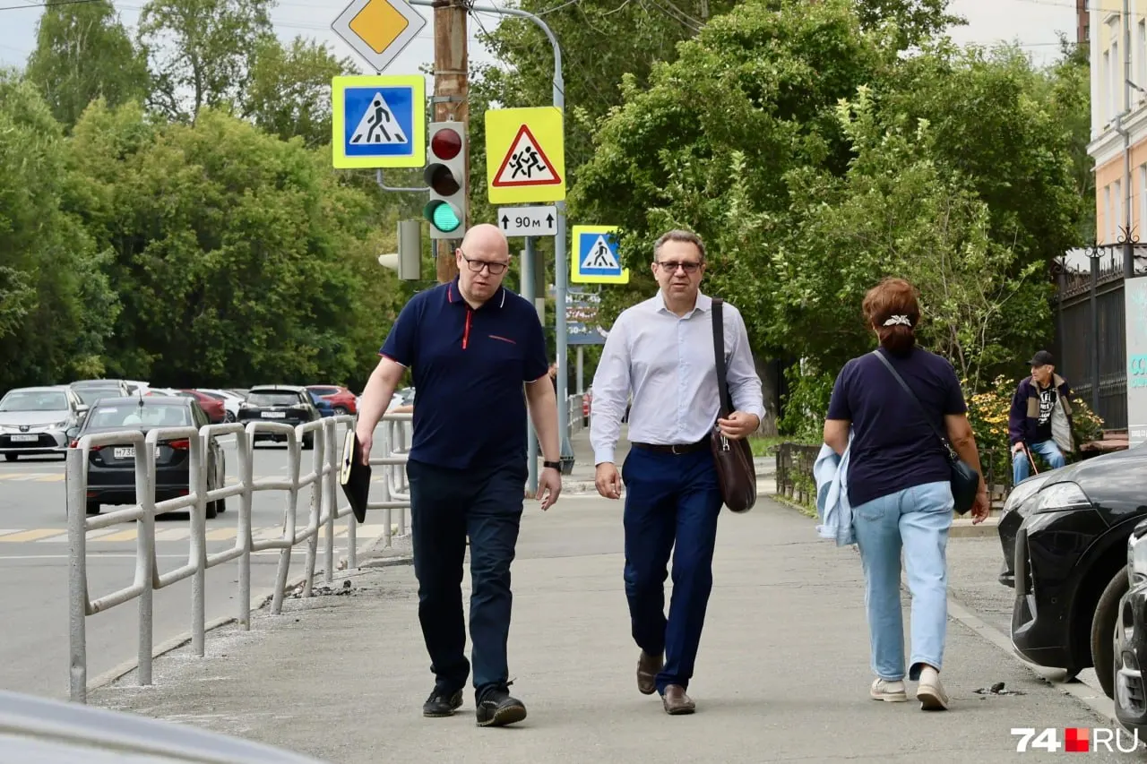 Расследование касается бывшего министра дорожного хозяйства и других фигурантов. По версии следствия, схема перераспределяла госзаказы на дороги и приводила к ущербу в сотни миллионов рублей.