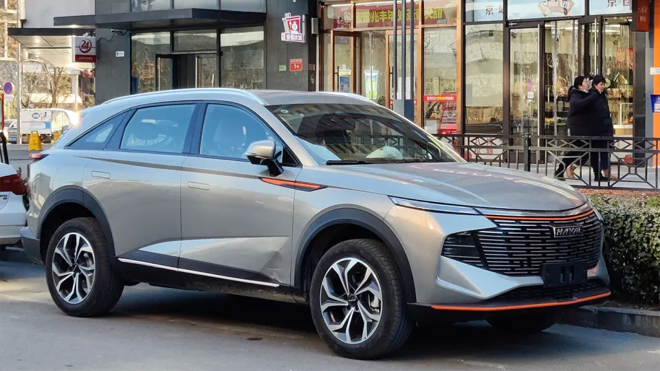 Владельцы марок Haval, Chery, Geely и других сообщают о сбоях двигателей и топливной системы после перехода на бензин Евро-2; правительство разрешило его использование до 2027 года ради стабильности поставок.