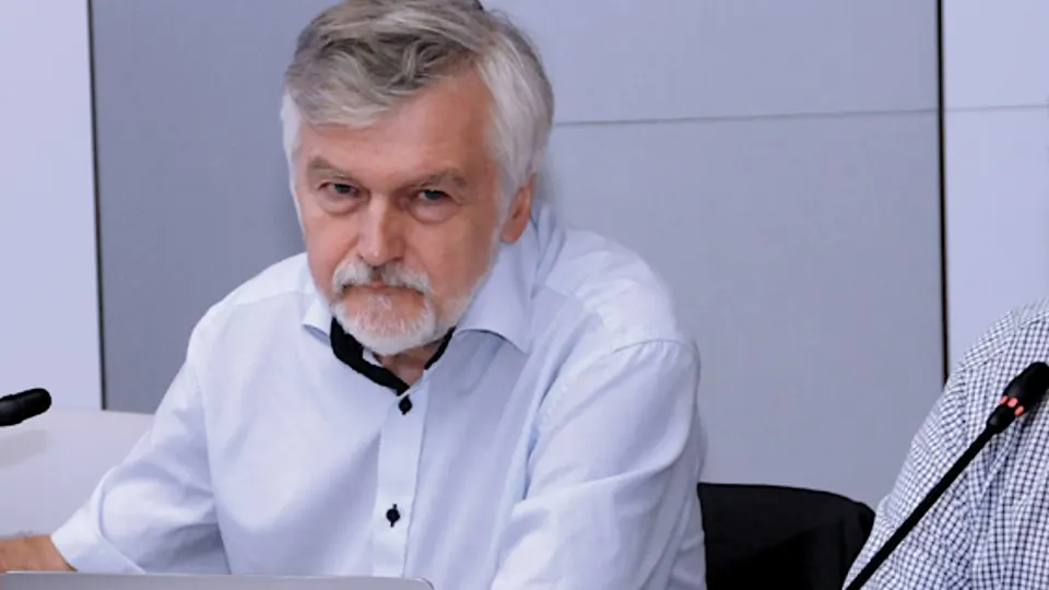 Экономика России переходит к частично мобилизационной модели, сталкиваясь с санкциями и усилением военной программы; рассматриваются сценарии развития и потенциальные последствия.