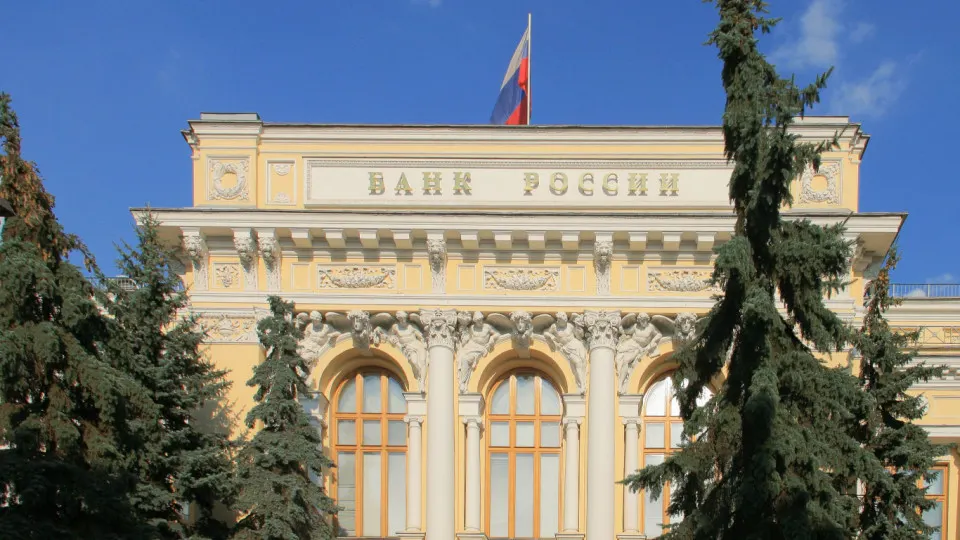 Россияне активнее выводят деньги за границу через иностранные брокеры и инвестируют на зарубежных рынках, что объясняется ужесточением санкций и ограничениями в банковской сфере.