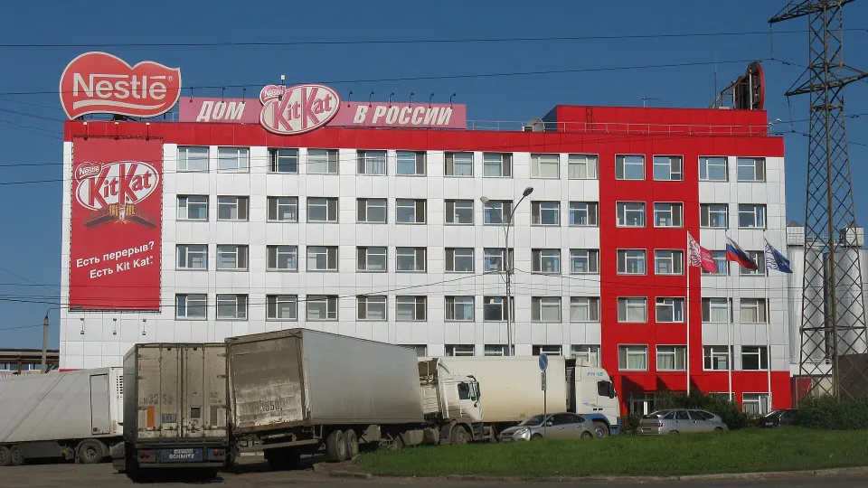 Рассматривается введение временного управления в российских подразделениях Nestlé; решение по вопросу ожидается к концу года.