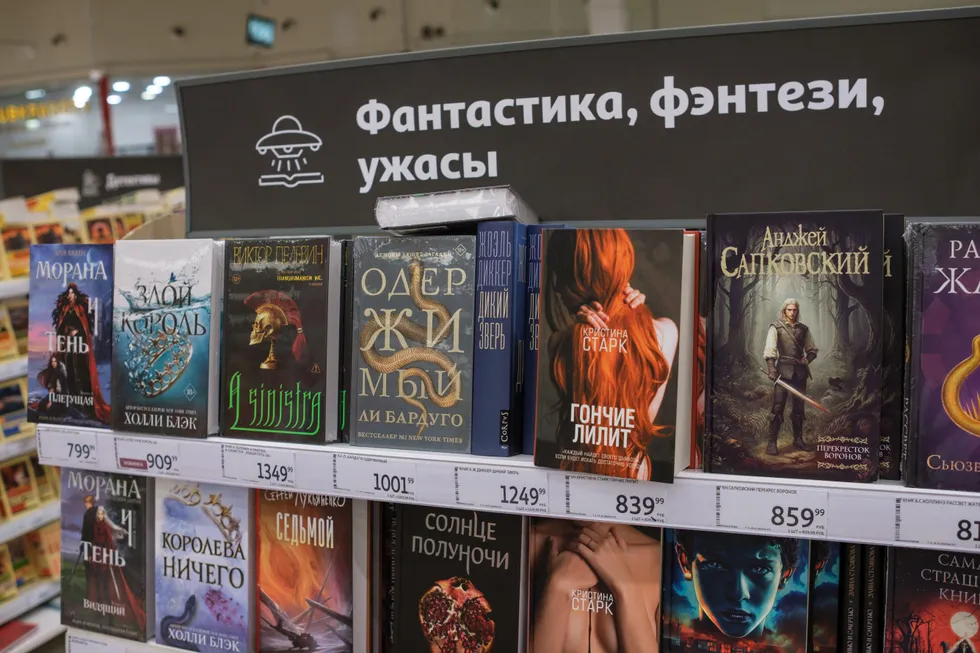 Рост цен, регуляторная нагрузка и давление на торговлю книгами подрывают традиционные схемы распространения: отрасль ищет пути адаптации к онлайн-рынку, а регуляторика углубляет кризис.