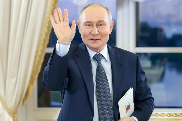 Президент России прибыл в Улан-Удэ для заседания президиума Госсовета по вопросам модернизации городского транспорта; визит стал пятым за год.