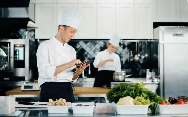 Российский HoReCa продолжает развиваться: рост оборота и активное внедрение цифровых инструментов для закупок и планирования меню.