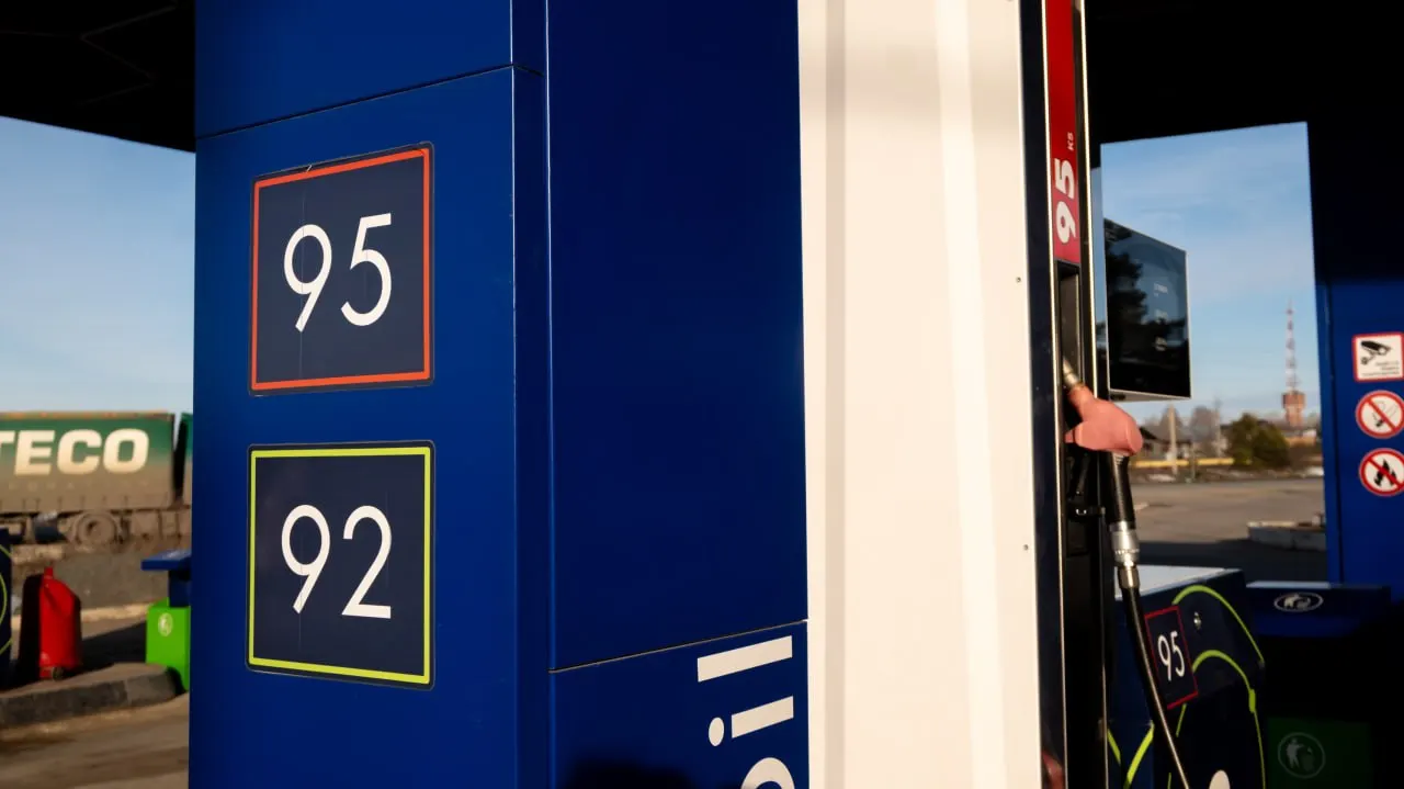 За неделю стоимость литра АИ-95 снизилась примерно на 2% и достигла около 73,58 рубля.