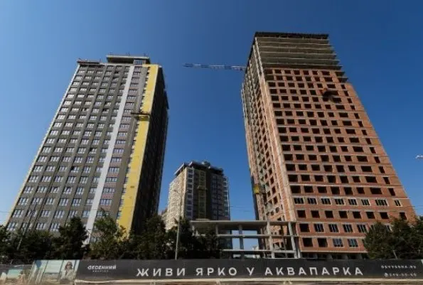 Во II квартале 2026 года почти половина сделок с новостройками в городе проходила со скидками. Снижение цен не обеспечивает рост спроса, застройщики продолжают бороться за клиентов.
