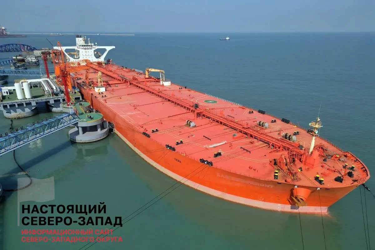 Импортируемое топливо из Индии и Марокко задержано в порту Мурманска из‑за споров о цене, что усугубляет дефицит на заправках региона.