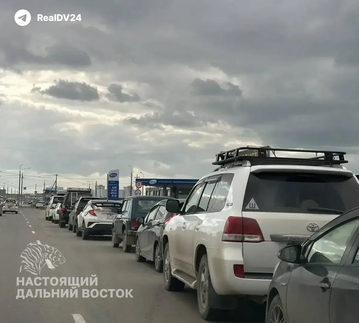 На отдельных АЗС дальнего востока фиксируются очереди за бензином. Власти заверяют, что дефицита нет, но поставки задерживаются.
