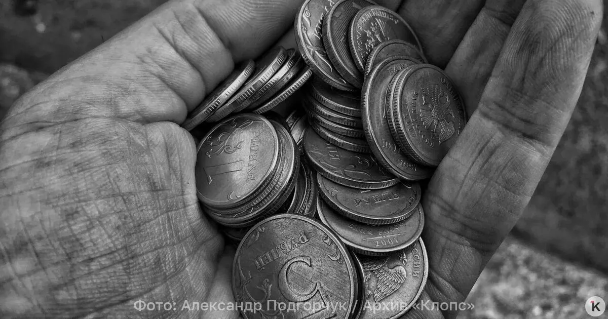По данным Фонда социального страхования, на 1 июля 2026 года средняя пенсия по старости составила 27 224 рубля, в 2025 году — 25 098 рублей. Работающим пенсионерам в среднем причитается около 24 929 рублей, неработующим — около 27 850.