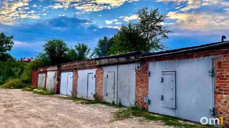 Участок на 4-й Заозёрной площадью 542 кв. м будет продан застройщику под частную застройку; ранее здесь располагались гаражи, ликвидированные после 2023 года.