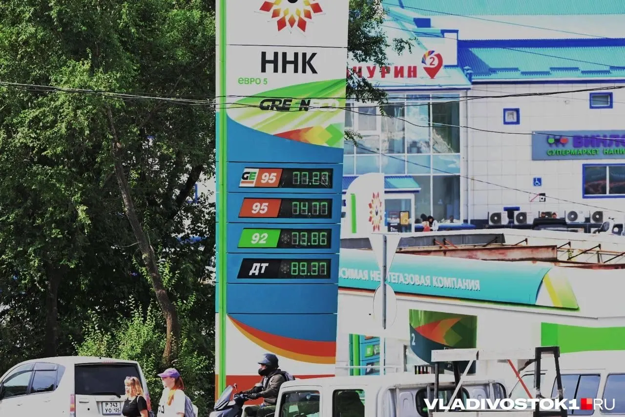 На неделе дизель подешевел на несколько рублей на отдельных станциях, в то же время бензин подорожал; АИ-95 и АИ-92 почти сравнялись по цене.