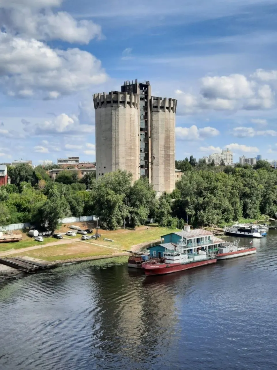 Разрешение на застройку получено для участка на улице Алексея Толстого, 8; проект предусматривает переменную этажность, встроенные помещения и подземную парковку; работы по подготовке площадки запланированы на 2026 год.