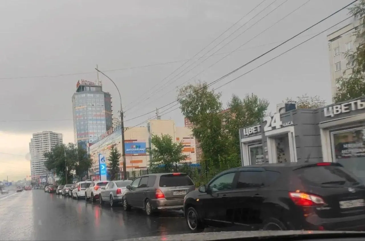 Очереди на заправках региона вновь растут, часть станций остаётся без топлива; власти ищут способы увеличения поставок и стабилизации рынка.