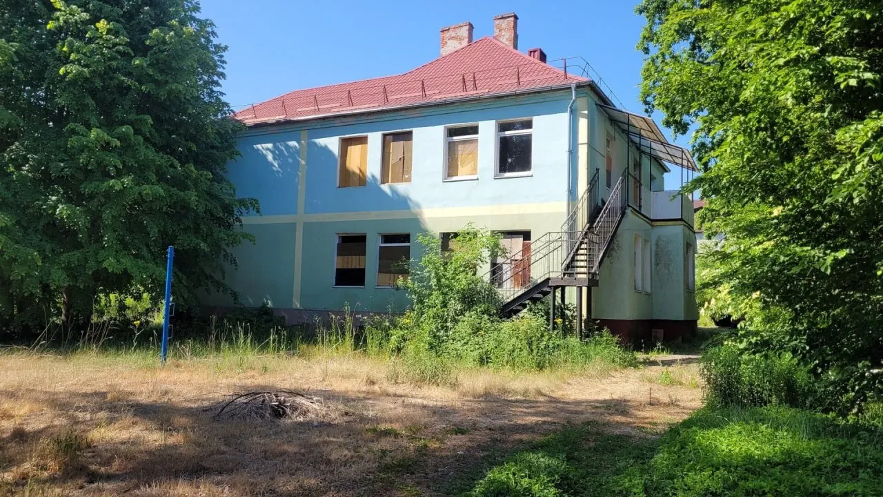На продажу выставлены нежилой дом №20 на ул. Александра Невского, гараж и земельный участок; заявки принимаются до 29 августа.