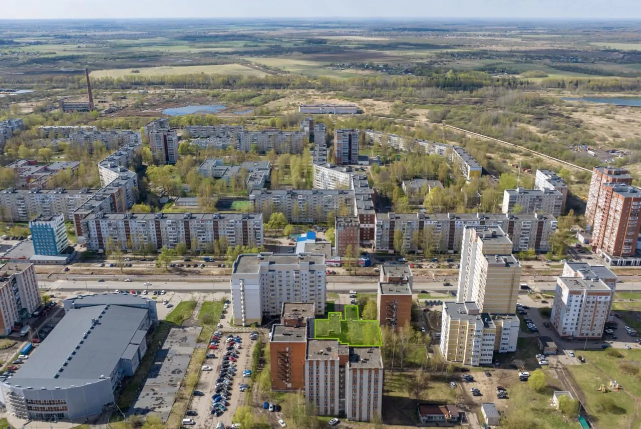 Госимущество выставлено на аукцион: стартовая цена не менее 40 млн рублей, торги пройдут 4 сентября на Дом.РФ. Разрешенная застройка включает жильё, гостиницу, торговые и общественные объекты.