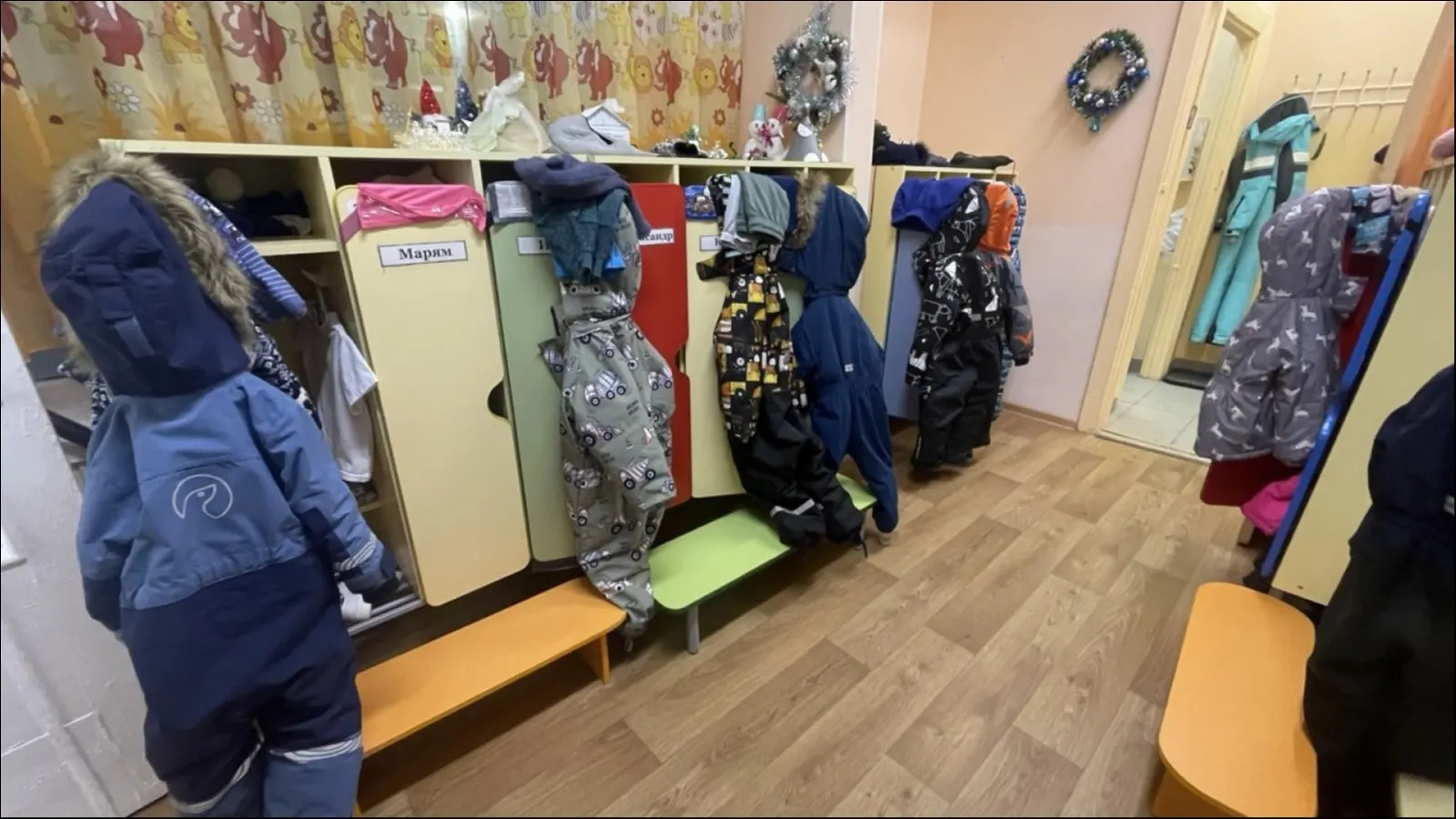 Родителям приходится каждые два часа приезжать в детсад, чтобы контролировать уровень сахара и вводить инсулин, что создает риски и ограничивает развитие детей.