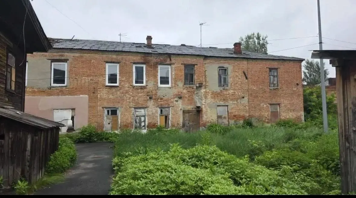 Общая площадь объекта — 503 кв. м, участок под предпринимательскую деятельность — около 517 кв. м. Совокупная стоимость имущества заявлена в 19,5 млн рублей; аукцион запланирован на 7 сентября.