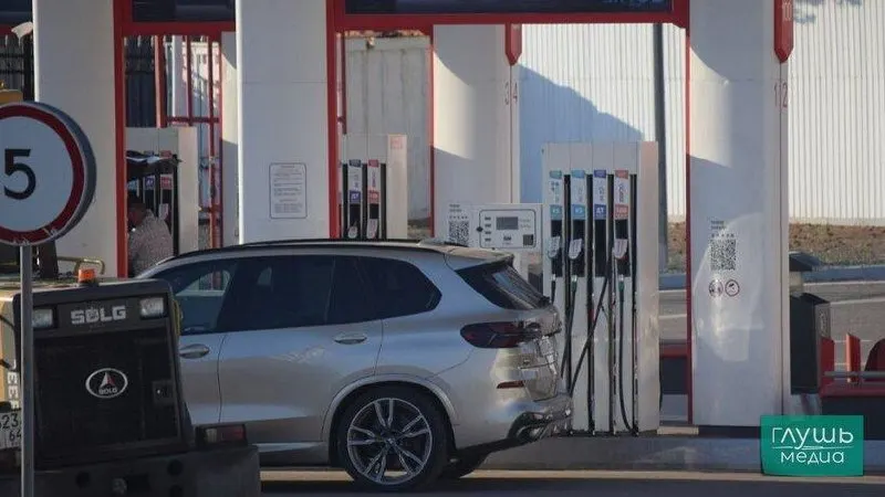По данным Росстата за период 18–24 августа цены на нефтепродукты выросли: АИ-92 и АИ-95 заметно подорожали, дизель тоже подорожал; средняя цена топлива достигла 79,99 рубля за литр.
