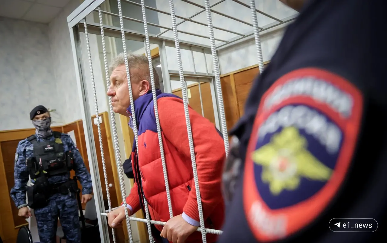 Суд смягчил меру пресечения до домашнего ареста; под стражей пока остается другой фигурант. По делу о возможном хищении субсидий региона на сумму свыше 1 млн рублей.