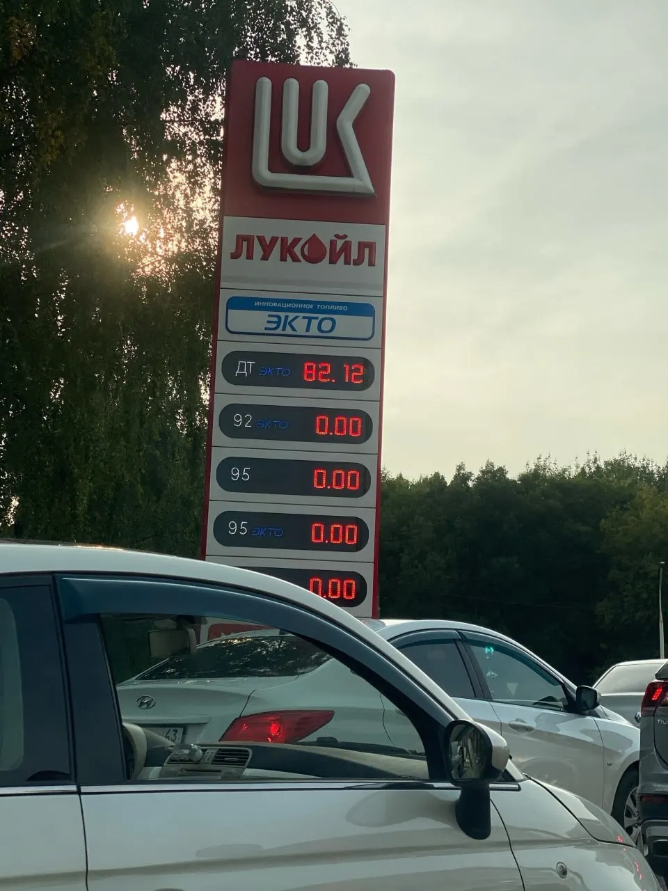 По данным водителей, ситуация с бензином в городе остаётся неоднозначной: на отдельных АЗС есть топливо, на других — очереди, некоторые станции ограничены.