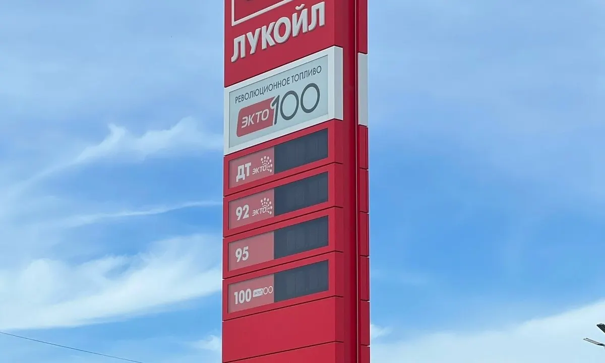Очереди на заправках Петрозаводска растут из‑за перебоев с поставками топлива: запасы иссякают к разным часам, а поставки поступают по расписанию.