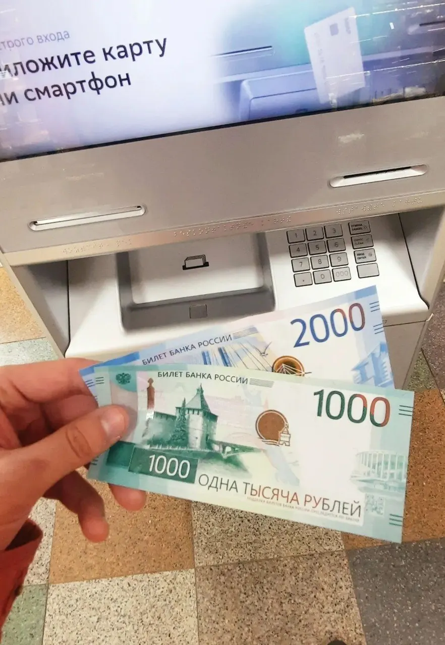 Новые тысячные банкноты пятого тиража поступили в обращение; на них изображены города Нижний Новгород и Саратов.